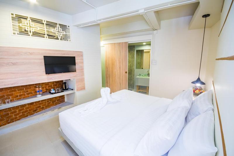 Hotel October Phuket Extérieur photo
