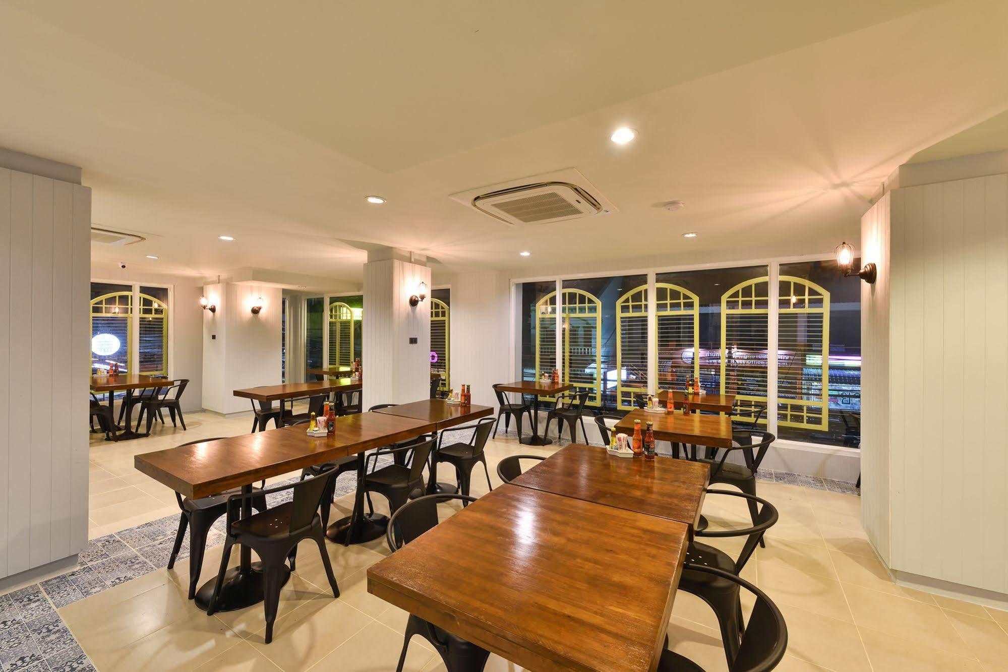 Hotel October Phuket Extérieur photo