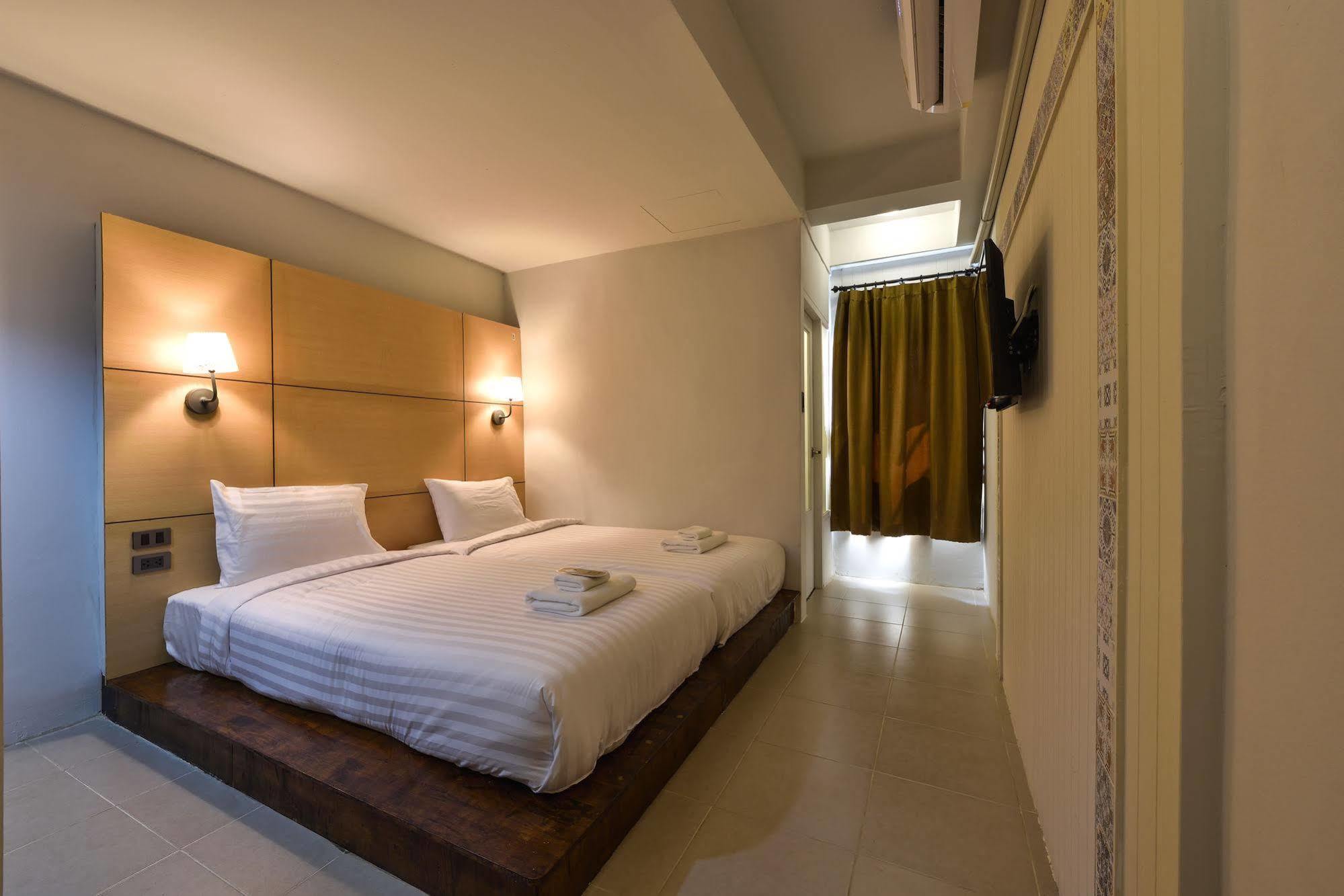 Hotel October Phuket Extérieur photo