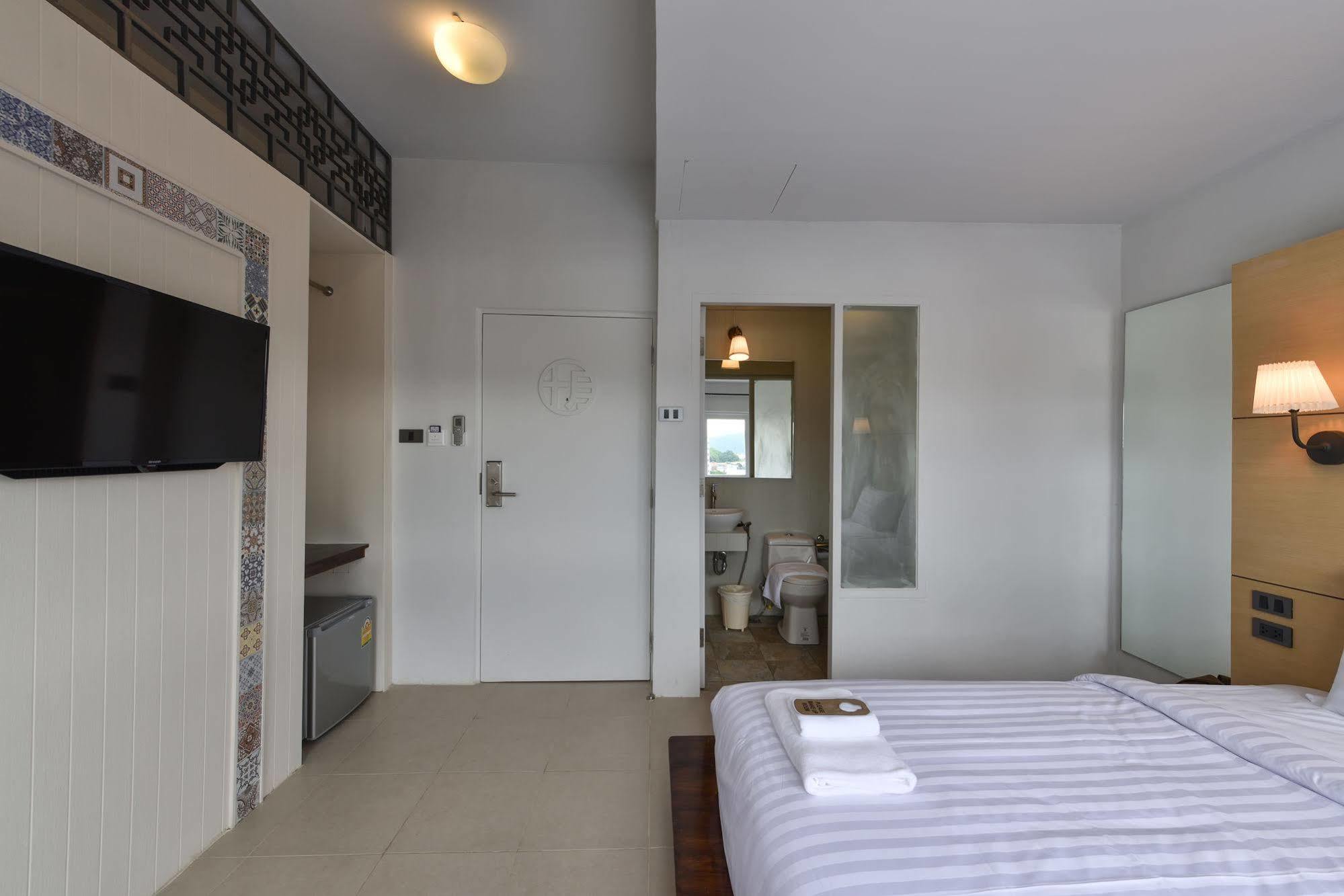 Hotel October Phuket Extérieur photo