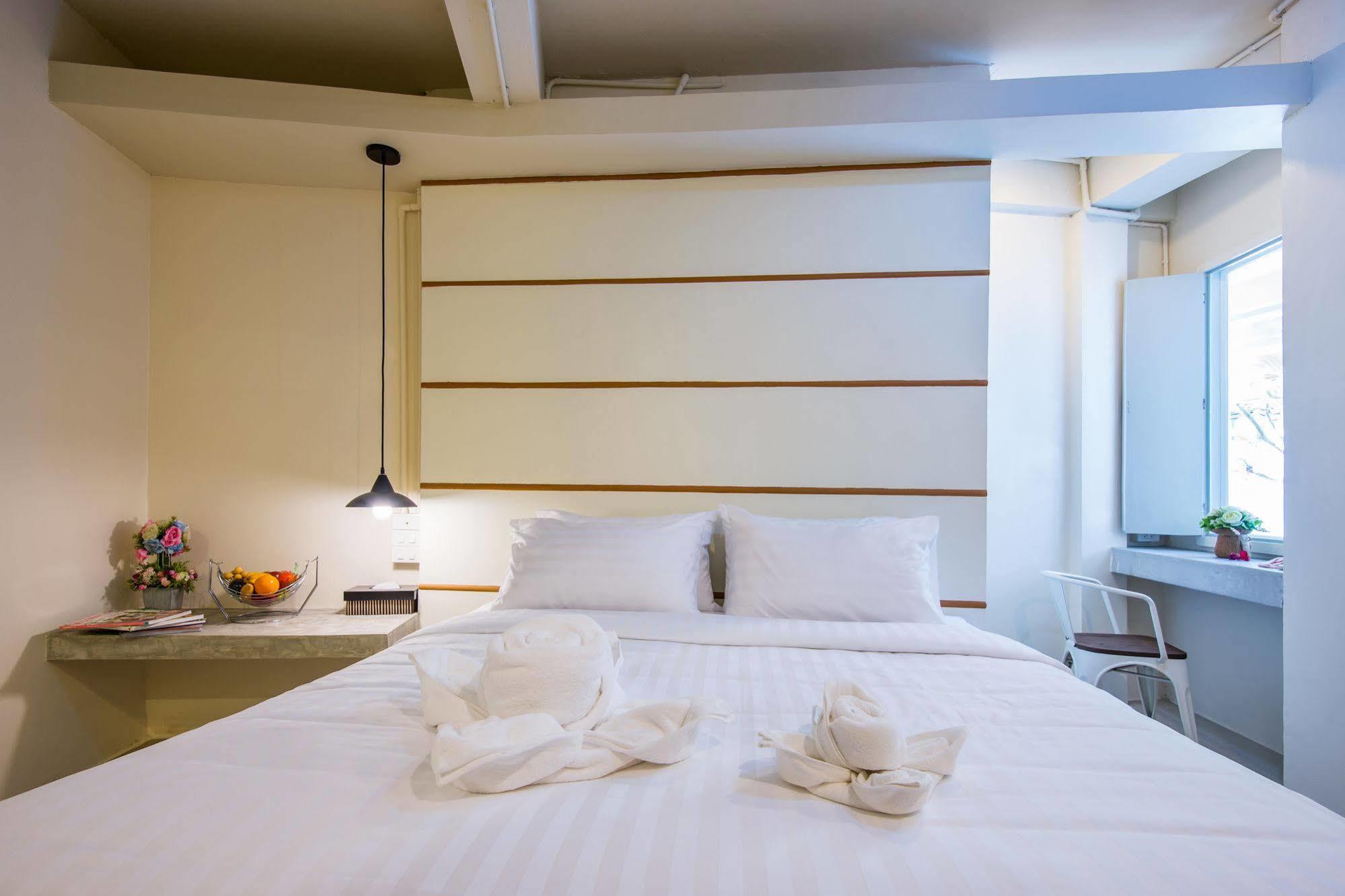 Hotel October Phuket Extérieur photo