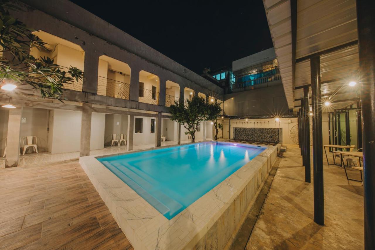 Hotel October Phuket Extérieur photo
