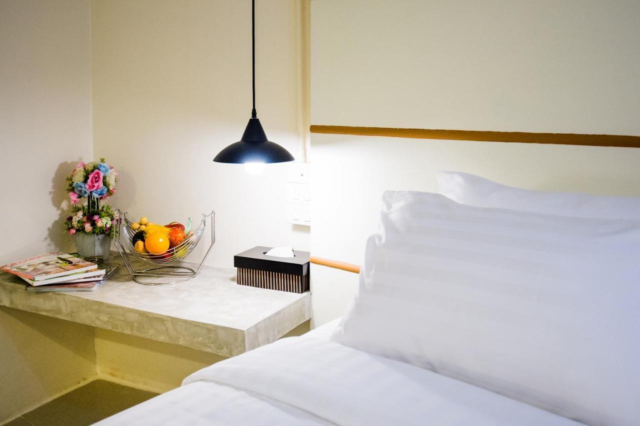 Hotel October Phuket Extérieur photo